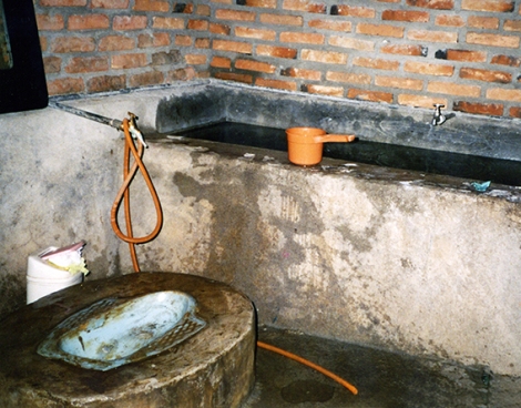 Typische badkamer en mandibak Aceh